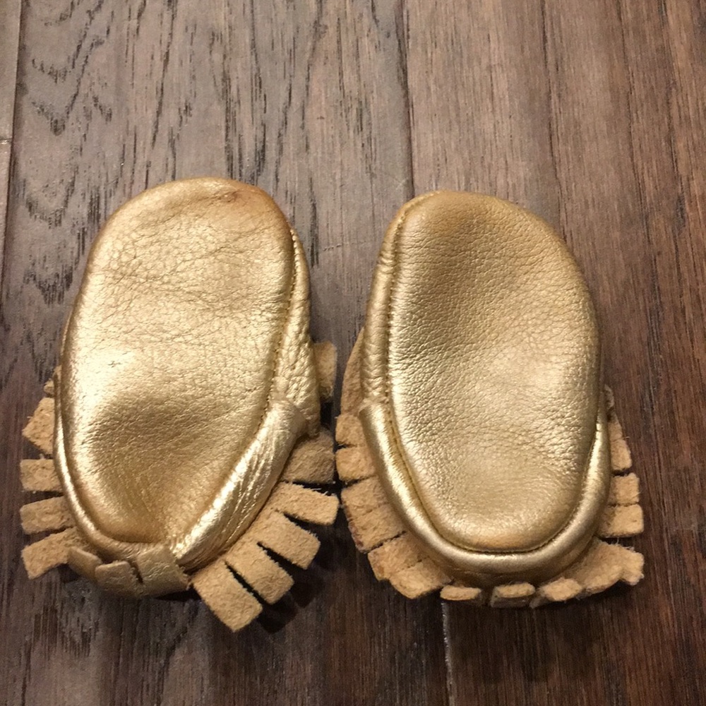 🚫SOLD🚫 Gold Leather Bow Moccasins - Picture 3 of 3